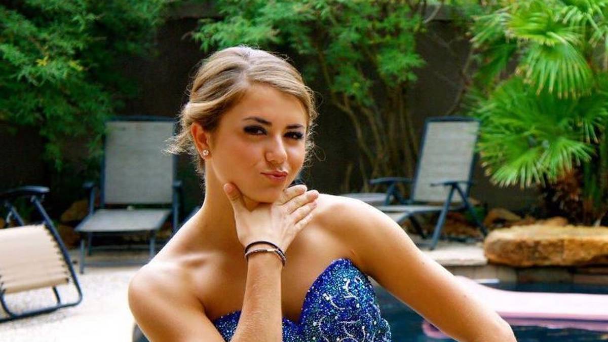 brilliert in Pose und Abendkleidung...