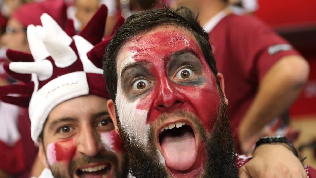 Viele Fans sind zu sehen, die sich die Gesichter in den Nationalfarben geschminkt haben. Katar steht bis zu diesem Zeitpunkt noch nie in einem WM-Viertelfinale. Entsprechend groß ist die Euphorie beim Gastgeber