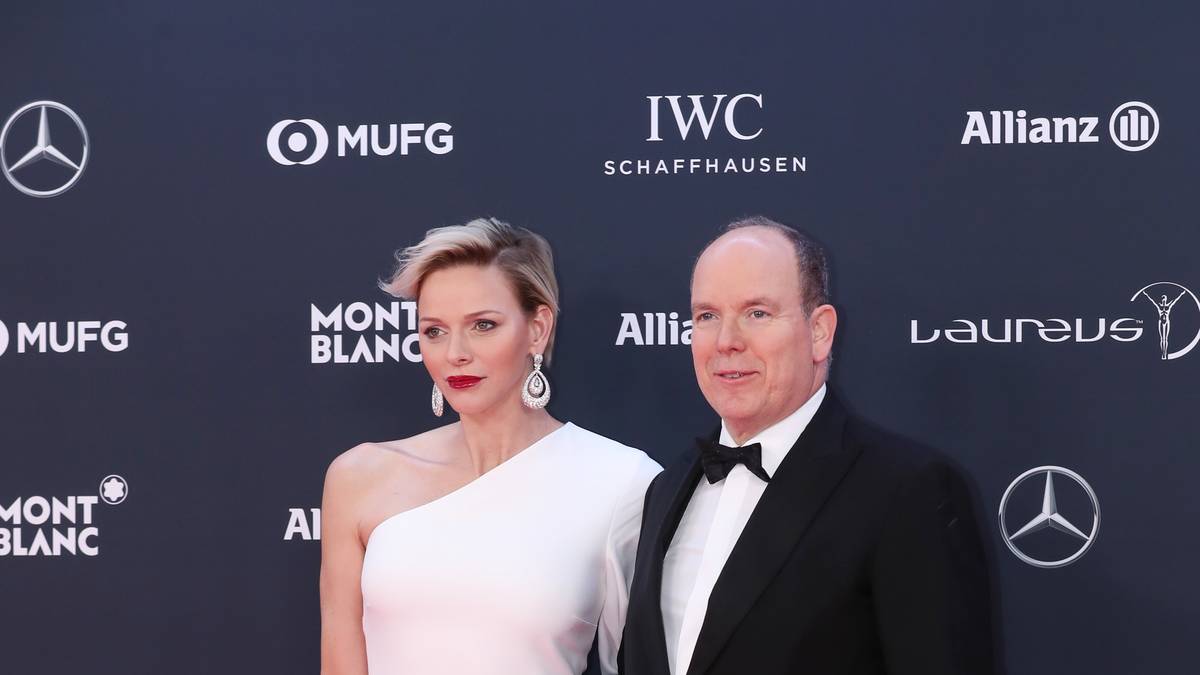 Auch die Füße von Prinz Albert erstrahlen in weiß. Seine Frau Charlene toppt das mit ihrem Kleid sogar noch einmal