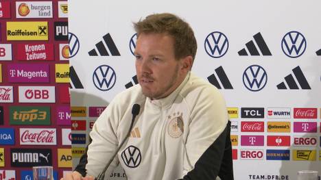 Bundestrainer Julian Nagelsmann muss auf der Pressekonferenz vor dem Spiel gegen Österreich die Frage eines Reporters verbessern. 