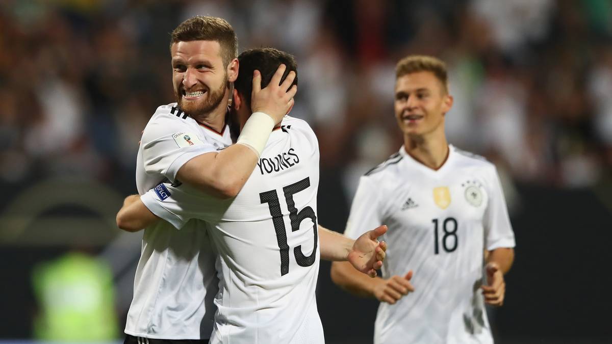 Kaum ist der Pfiff zur zweiten Halbzeit ertönt, jubelt die DFB-Elf wieder. Shkodran Mustafi stochert den Ball zum 5:0 aus zehn Metern in die Maschen