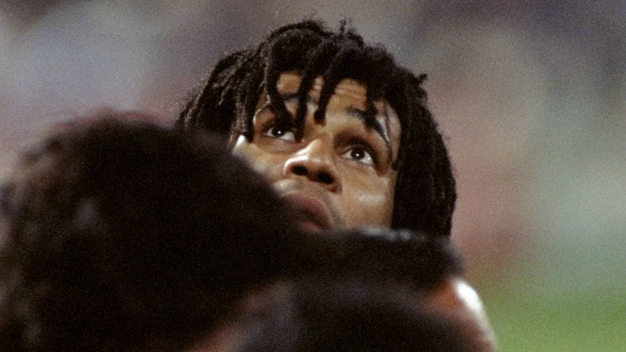 Milans Ruud Gullit blickt auf das ausgefallene Flutlicht
