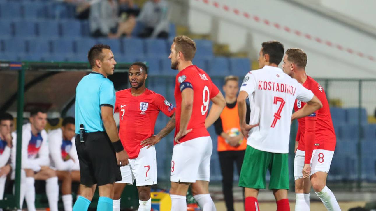 Raheem Sterling (2.v.l.) wurde während des Spiels mehrfach rassistisch beleidigt