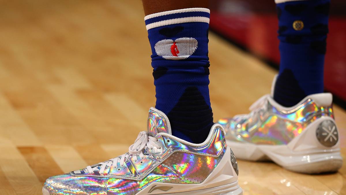 Dwyane Wade packt ein paar ganz besondere Schuhe für das Event aus