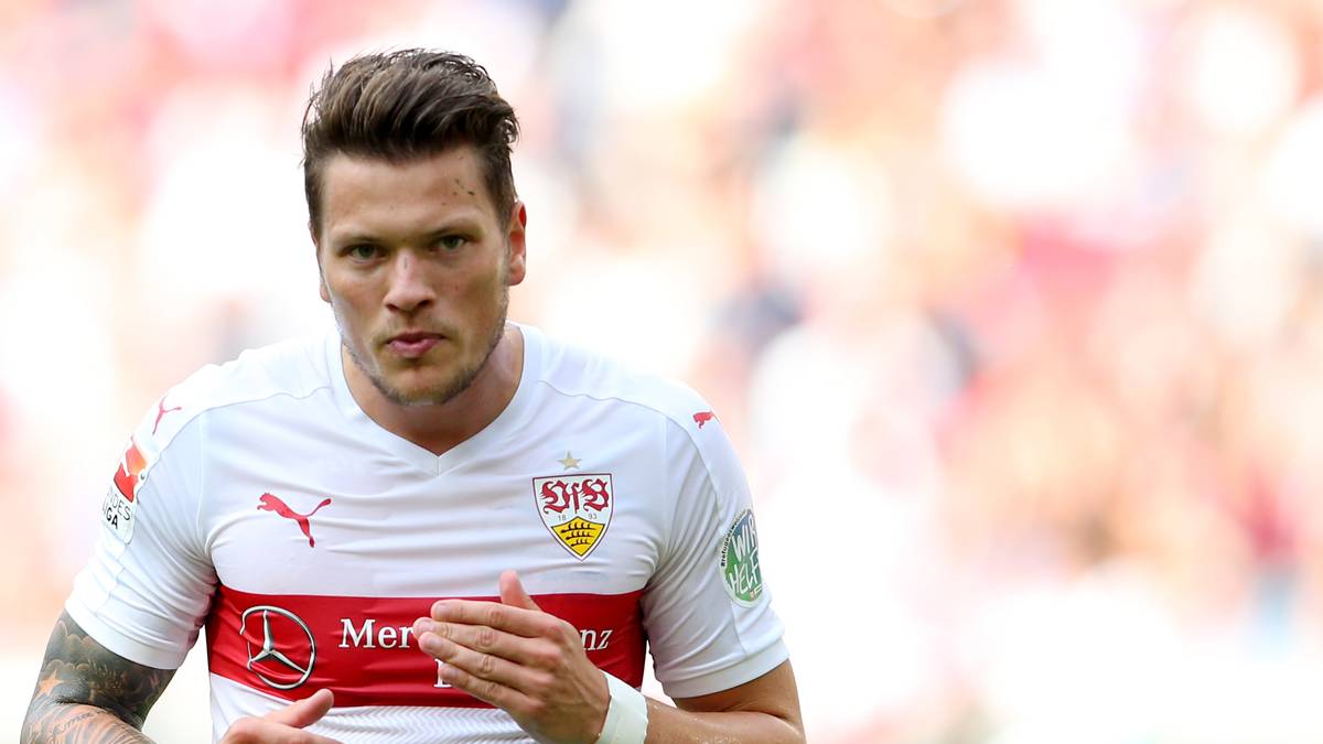 Die Suche nach einem Stoßstürmer für die Nationalmannschaft wäre wohl weniger verzweifelt, wenn Ginczek nicht immer wieder Verletzungen zurückwerfen würden. Zwei Kreuzbandrisse, zwei Innenbandrisse und einen Bandscheibenvorfall durchleidet der erst 25-Jährige in seiner bisherigen Karriere. Mehr als zwei Jahre reine Verletzungszeit liegen hinter dem Stürmer des VfB Stuttgart