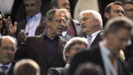 Sergei Lawrow und Bundesaußenminister Frank-Walter Steinmeier bei einem Stadionbesuch