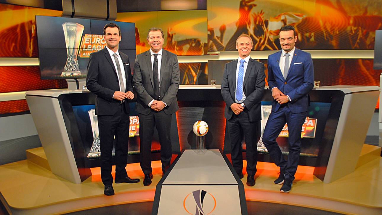 Das Moderatoren-Duo Oliver Schwesinger und Giovanni Zarrella mit den beiden Experten Andreas Möller und Olaf Thon im Studio