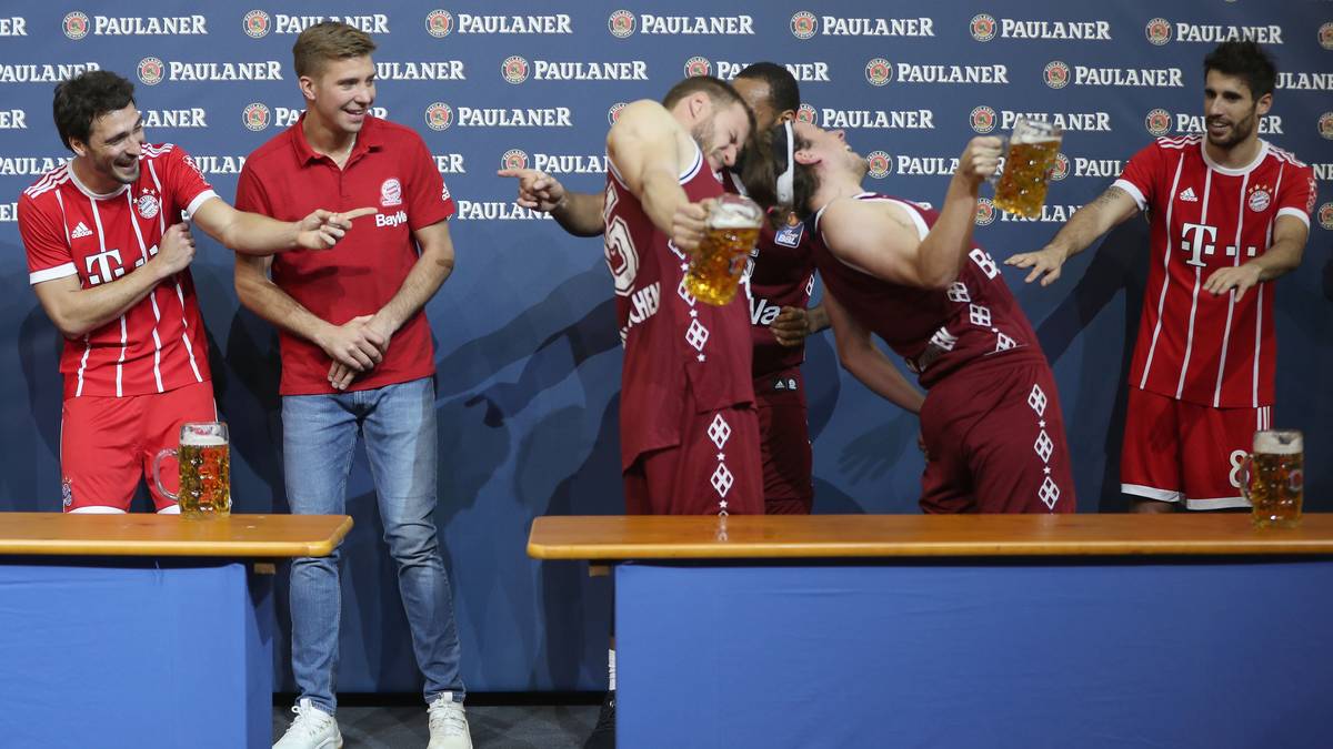 Gegen die Basketballer haben sie keine Chance. Nationalspieler Gavel (3. v. r.) lässt das Glas erst nach fast fünf Minuten sinken. Da haben die Fußballer schon lange abgesetzt