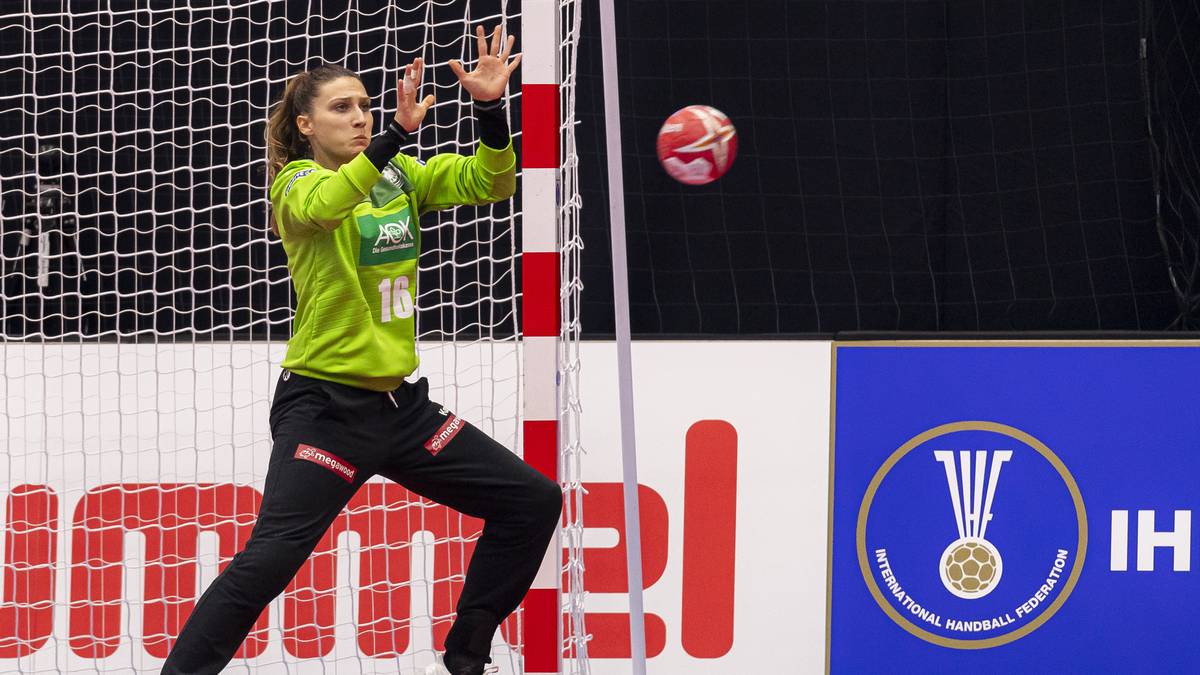 ISABELL ROCH (Tor) - Debütierte im März 2018 im DHB-Team. Die 29-Jährige von Borussia Dortmund ist die Nummer zwei im deutschen Tor und soll Teamkollegin Eckerle die nötigen Ruhepausen verschaffen 