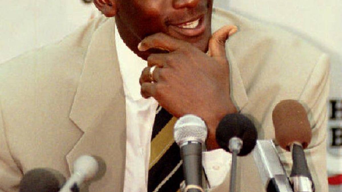 RANG 4 - MICHAEL JORDAN (Basketball, NBA): Der beste Basketballer aller Zeiten gewann mit den Chicago Bulls 1993 seinen dritten NBA-Titel in Folge und erklärte überraschend seinen Rücktritt - mit nur 30 Jahren. Über die Gründe wurde wild spekuliert...