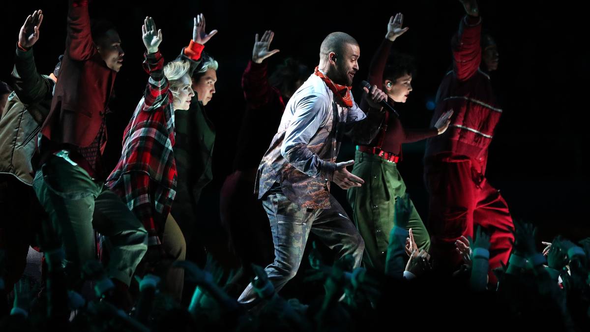 Natürlich dürfen bei dem ehemaligen Boygroup-Star die Tanzeinlagen mit Background-Unterstützung nicht fehlen