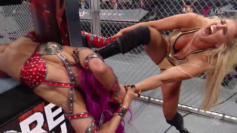 Charlotte (r.) traf im Hauptkampf von WWE Hell in a Cell 2016 auf Sasha Banks