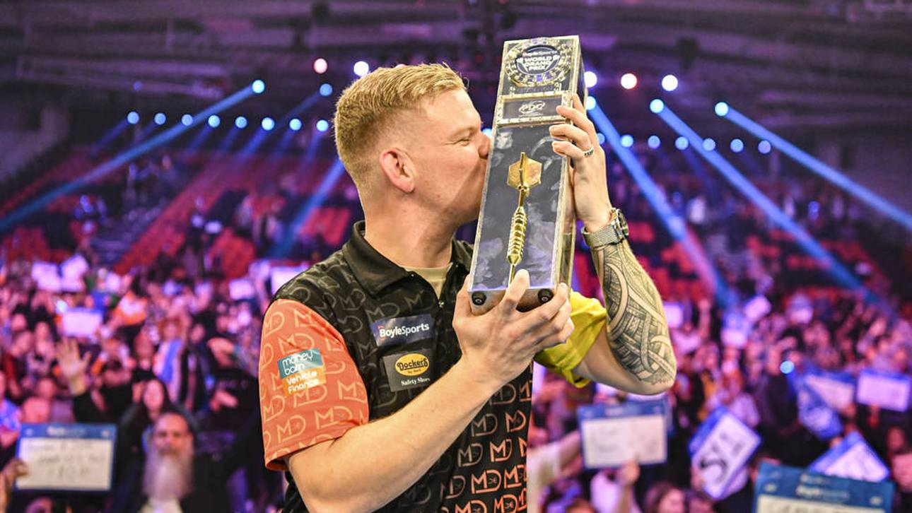 Mike De Decker mit der Trophäe in der Hand