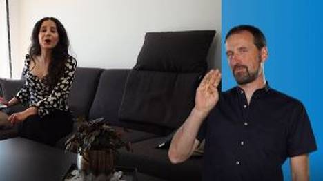 Kim Moquenco spricht mit dem Rapper Graf Fidi, und Sexual Coach Deva Bhusha über das Leben für Risikogruppen zu Zeiten von Corona. Unter anderem sprechen Sie über den Verlust von Aufträgen für Kunstschaffende und Sexual Coachs,  soziale Herausforderungen, Veränderungen der digitalen Kommunikation und Zukunftsängsten.