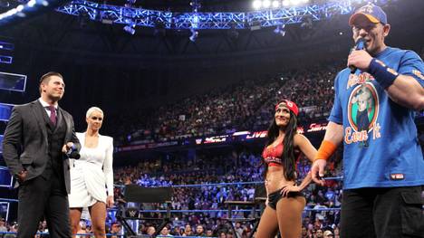 John Cena (r.) und Nikki Bella lieferten sich einen Schlagabtausch mit The Miz und Maryse