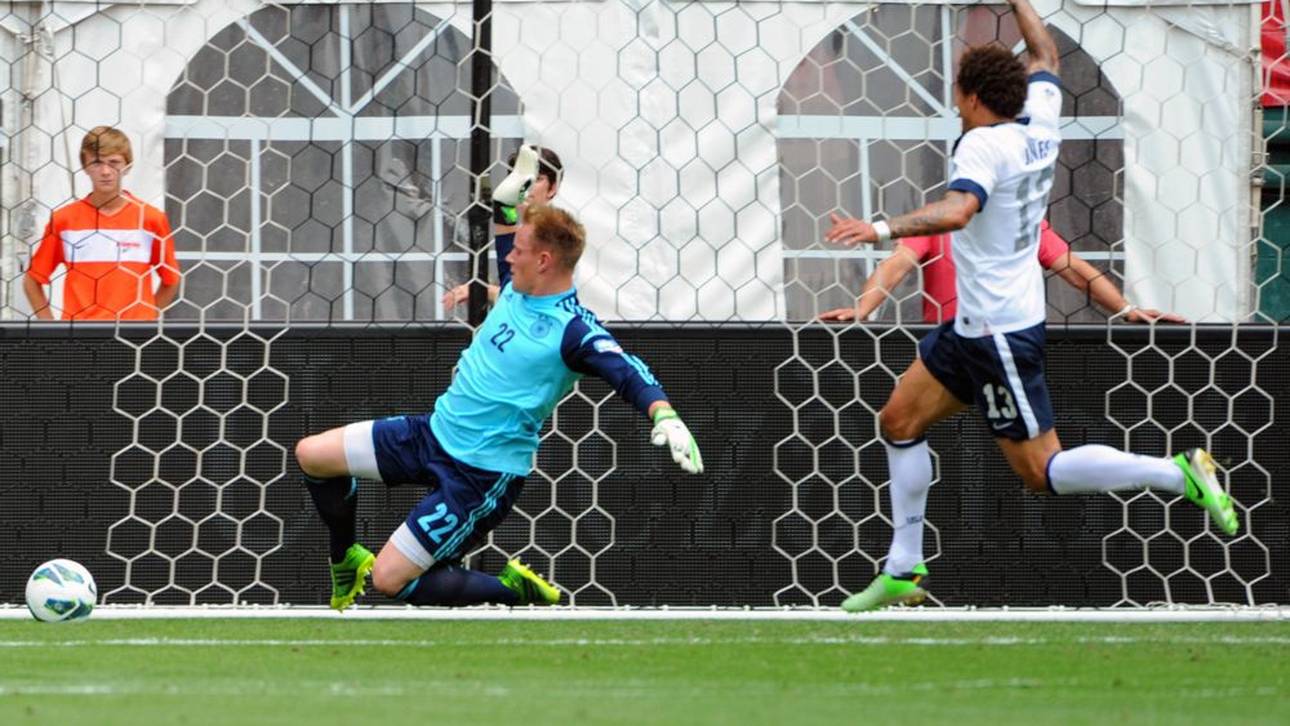 Marc-André ter Stegen (l.) versucht seinen Patzer zu verhindern
