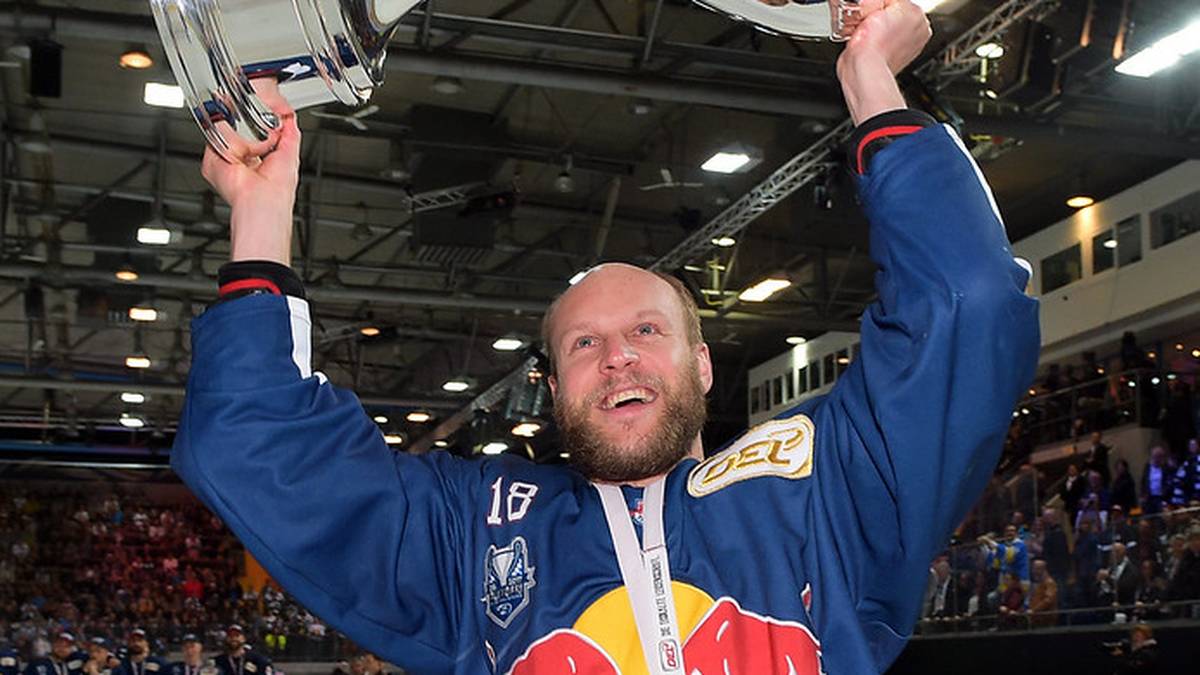 Tobias Wörle reckt den Meisterpokal in die Höhe