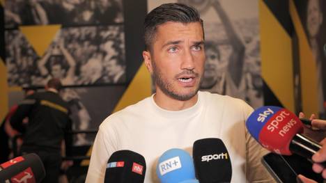 Nuri Sahin überrascht im Testspiel von Borussia Dortmund gegen Aston Villa mit Nico Schlotterbeck als Linksverteidiger und ohne echten Stürmer. Der Coach erklärt seine Überlegungen.