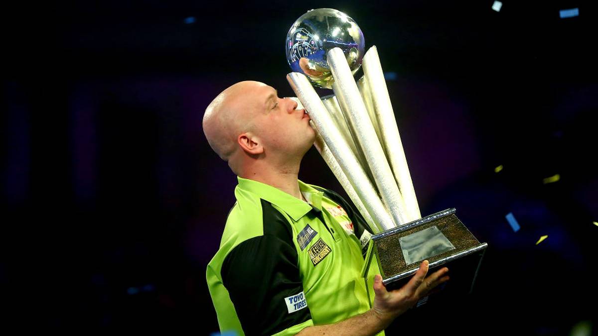 SEINE TITEL: Überhaupt ist seine Titelsammlung mehr als beeindruckend. Allein bei der WM siegt er drei Mal. Dazu kommen je fünf Erfolge in der Premier League, beim World Grand Prix und beim Masters