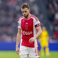 Jordan Henderson ist im Winter von Al-Ettifaq zu Ajax Amsterdam gewechselt und kann dort bisher nicht überzeugen. Nun attackiert Rafael van der Vaart den ehemaligen Liverpool-Star.