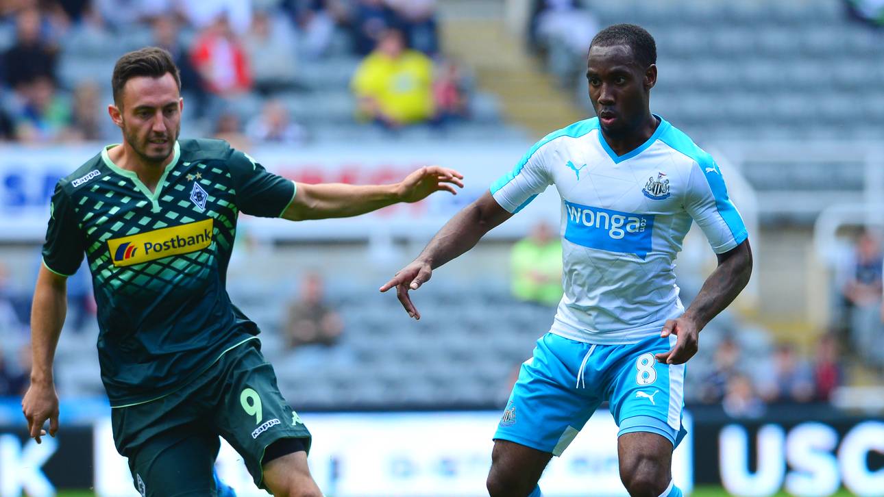 Josip Drmic (l., gegen Vernon Aneta) gewinnt mit Gladbach das Testpiel gegen den englischen Erstligisten Newcastle United