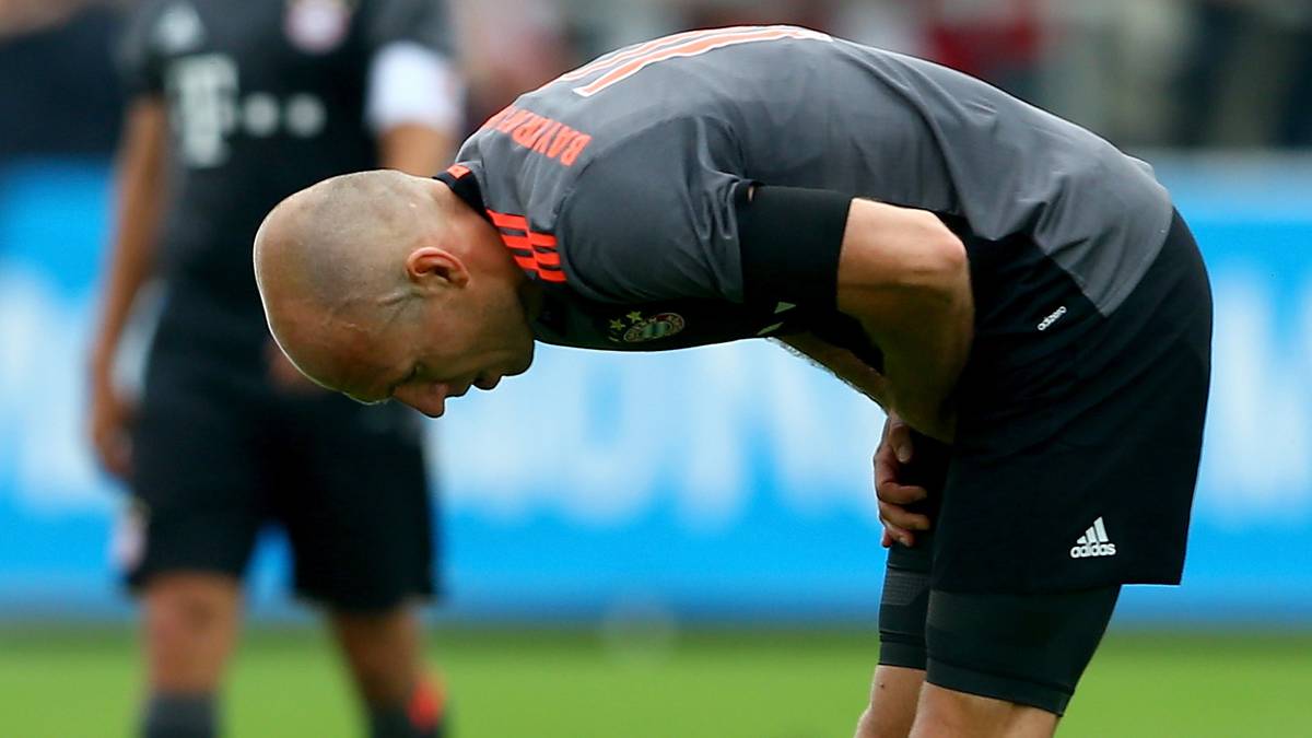 Der Niederländer gilt schon als anfällig, als er 2009 zu den Bayern kommt. Immer wieder setzen ihm Muskelverletzungen zu. Von 2012 bis 2014 dann auf einmal Besserung: Bis auf kleine Blessuren bleibt Robben von Problemen verschont, schießt Bayern unter anderem zum Champions-League-Triumph 2013. Doch 2015 meldet sich sein Körper zurück: Erst ist es der Bauchmuskel, dann immer wieder die Adduktoren, die Probleme machen. Auch jetzt fehlt Robben wegen eines Faserrisses im Adduktorenbereich wochenlang