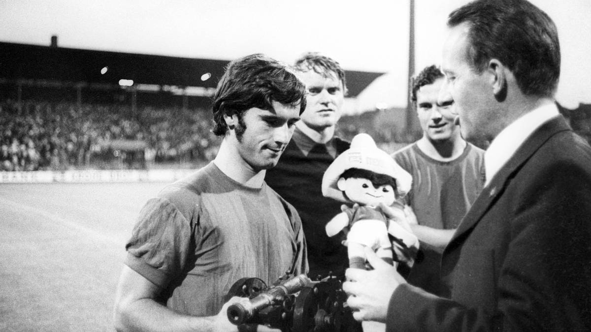 Im selben Jahr steht für Müller das erste Highlight im Trikot der Nationalmannschaft auf dem Programm. Mit zehn Treffern wird er Torschützenkönig bei der WM 1970 in Mexiko und reift zum Weltstar. Zum Titel reicht es allerdings nicht. Trotz eines Müller-Tores scheitert die DFB-Elf im Jahrhundertspiel im Halbfinale an Italien