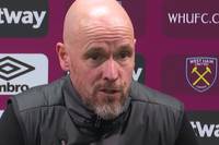 Manchester United kassiert gegen West Ham in der Nachspielzeit die nächste Niederlage. Trainer Erik ten Hag wettert nach dem Spiel gegen den VAR.