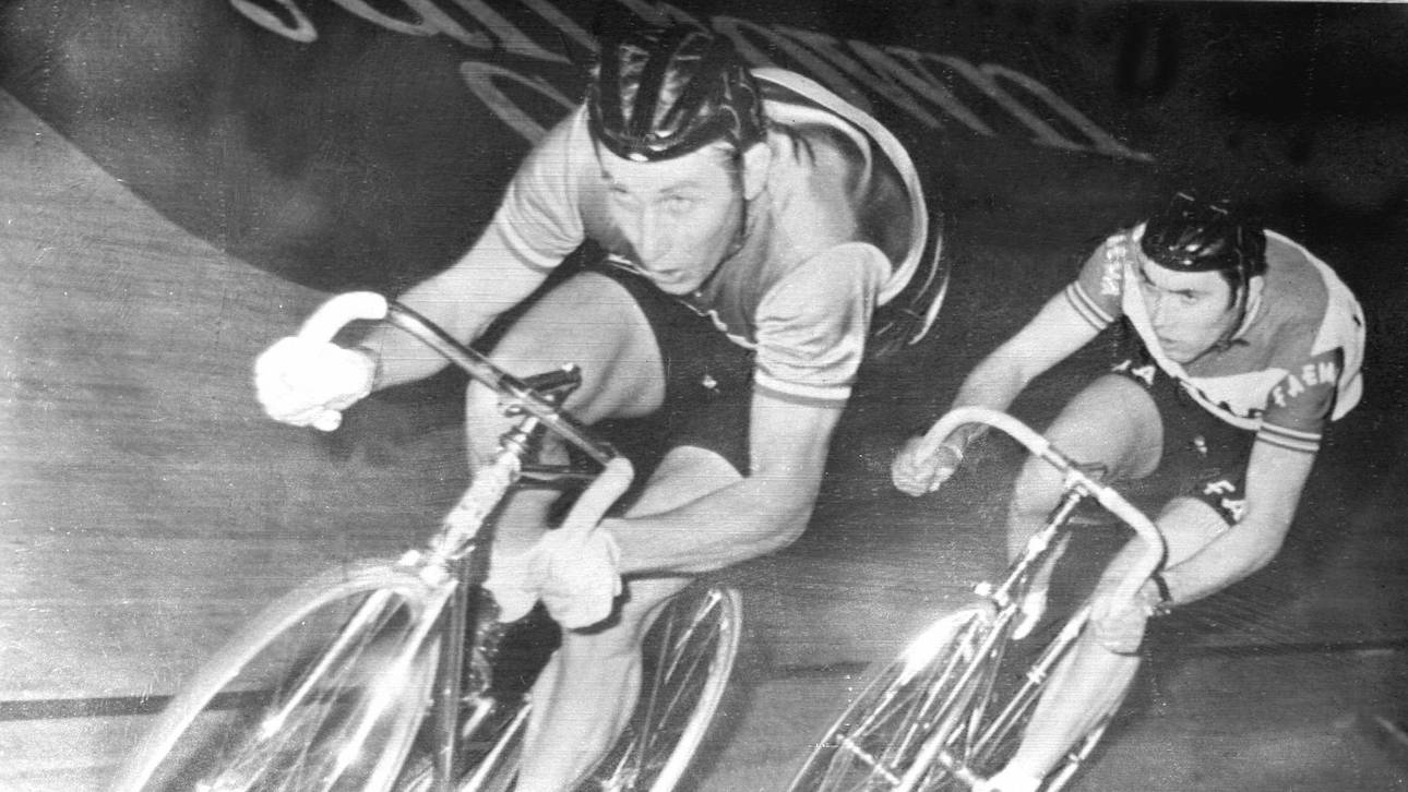 TDF-ANQUETIL-ILLUSTRATION Nicht nur auf der Straße war Jacques Anquetil (l.) ein Ass. Auch im Bahnrad hatte er seine Stärken. Hier wird er von dem späteren Tour-Dominator Eddy Merckx verfolgt