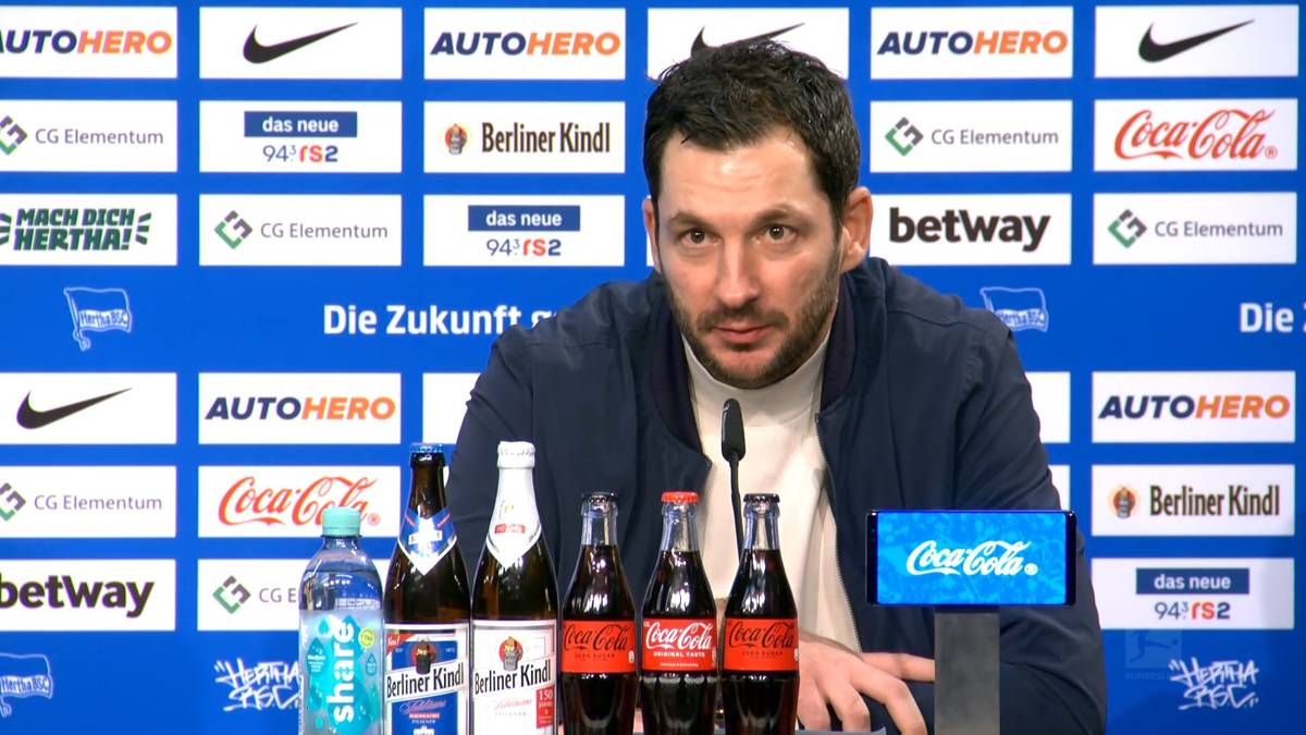 Nachdem Hertha BSC wieder mal unentschieden gespielt hatte, bekommt Hertha-Trainer Sandro Schwarz den Ratschlag, mal bei Hansi Flick anzurufen. Er kenne sich wohl mit Unentschieden aus. 