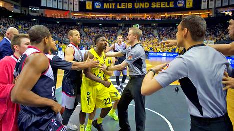 Beim Duell von ALBA Berlin und den Telekom Baskets Bonn kam es zu einer Rudelbildung