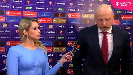 Sasa Obradovic, Trainer von Roter Stern Belgrad, verliert das Derby gegen den Erzrivalen in der EuroLeague. Nach einem Satz verlässt er hinterher das Interview.