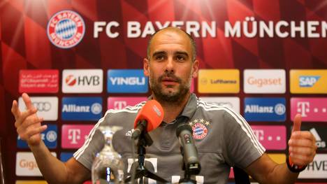 Pep Guardiola auf einer Pressekonferenz des FC Bayern