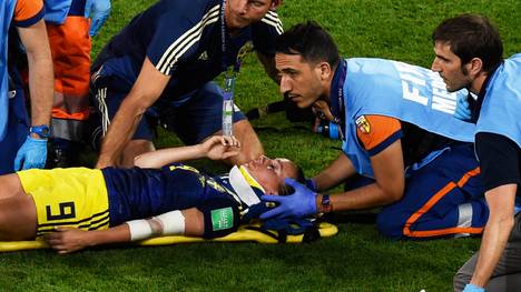 Schwedens Kosovare Asllani wird kurz vor Schluss des WM-Halbfinals gegen die Niederlande mit einer Trage vom Platz gebracht