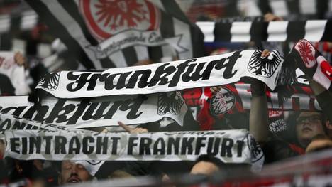Fans von Eintracht Frankfurt feiern ihre Mannschaft