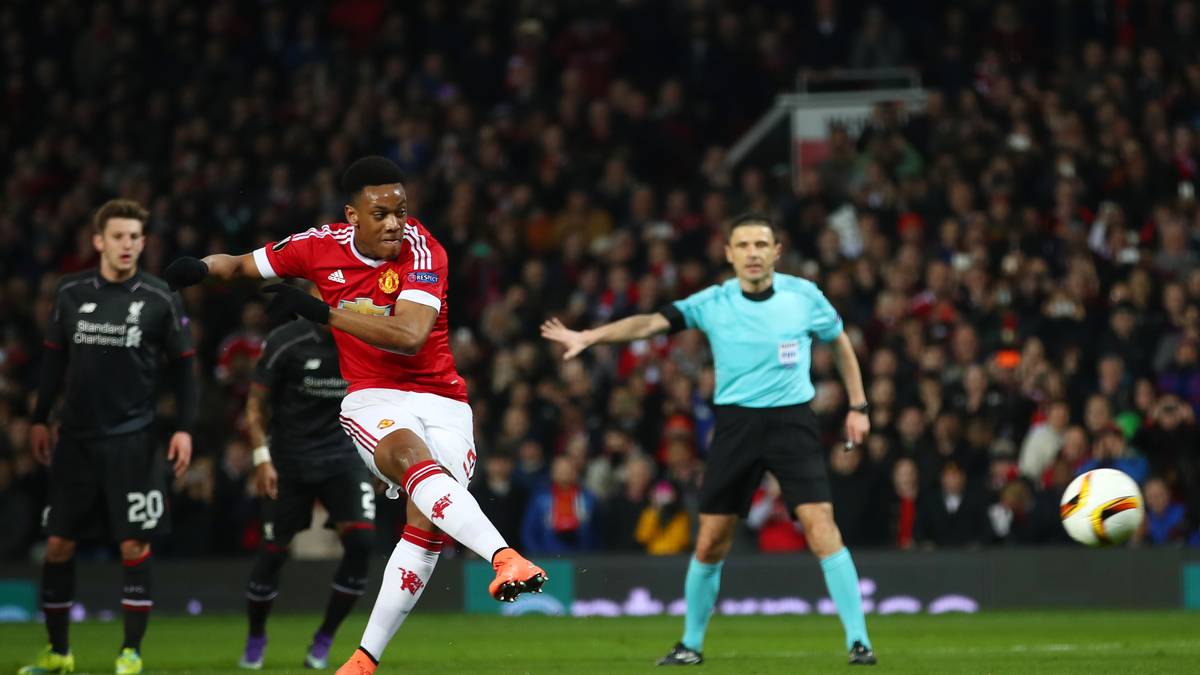 Etwas aufregender geht es in Manchester zu, wo ManUnited Liverpool empfängt. Anthony Martial erzielt die Führung für die Red Devils. Ein Tor fehlt, dann gäbe es Verlängerung