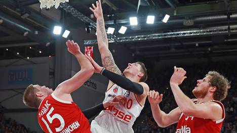 Daniel Theis (m.) trifft beim ALLSTAR Game auf Bayerns John Bryant (r.)