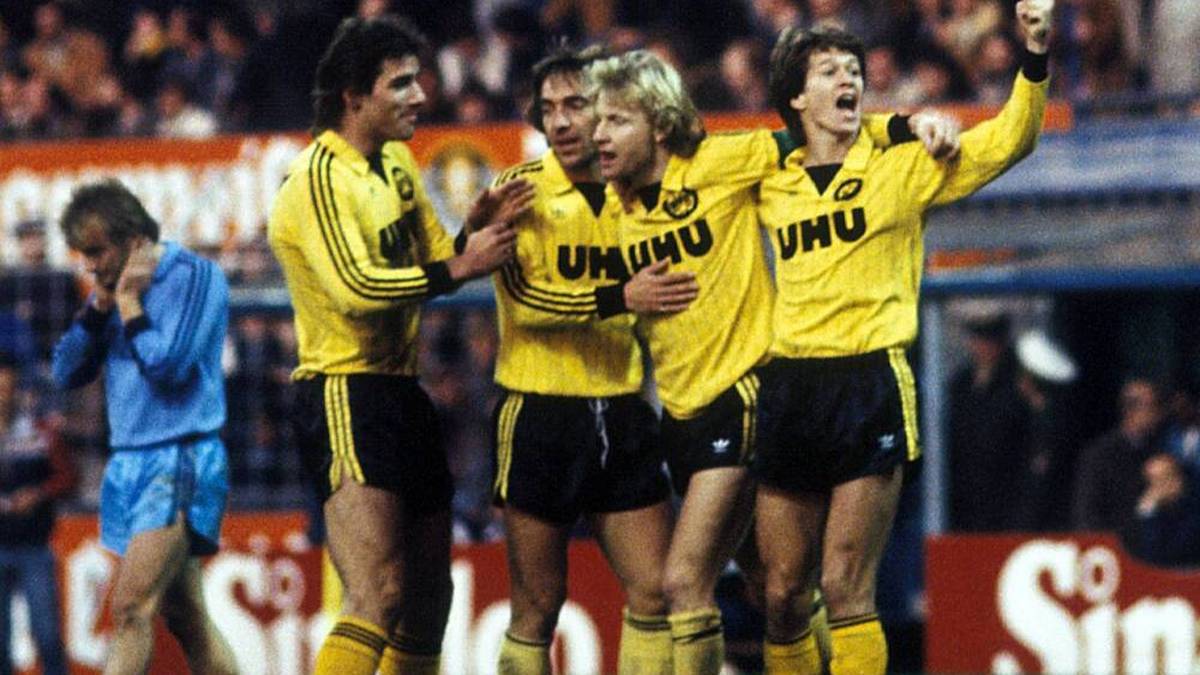 Bernd Klotz, Marcel Raducanu, Manfred Burgsmüller und Siegfried Bönighausen freuen sich über einen BVB-Treffer