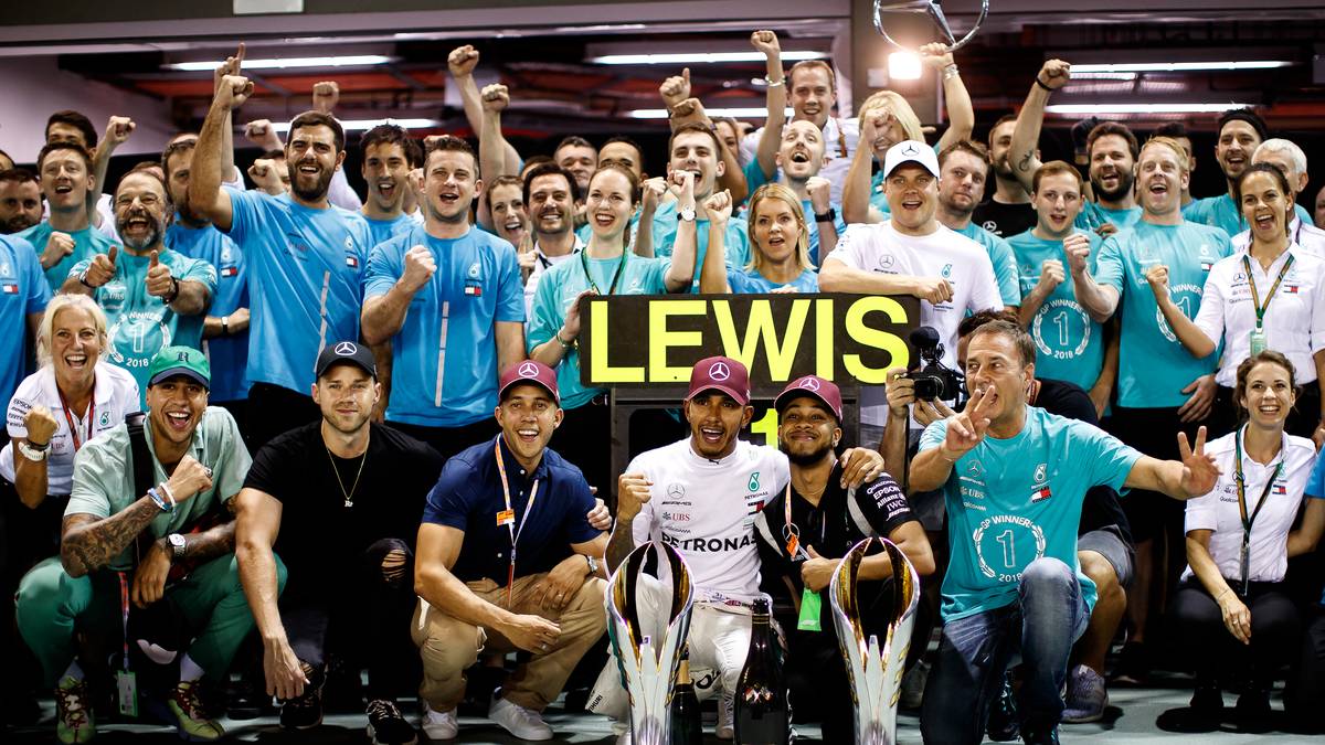 RENNEN 15 - SINGAPUR: Problemlos schnappt sich Hamilton seinen siebten Saisonsieg. In einem weitgehend unspektakulären Rennen lässt er sich nicht vom im Qualifying gesicherten Platz eins verdrängen. Vettel wird hinter Verstappen Dritter, Hamiltons Vorsprung wächst auf 40 Punkte an