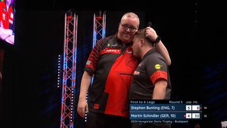 Martin Schindler verliert in der dritten Runde der Hungarian Darts Trophy gegen Stephen Bunting mit 6:4, obwohl Schindler einen 9-Darter wirft.