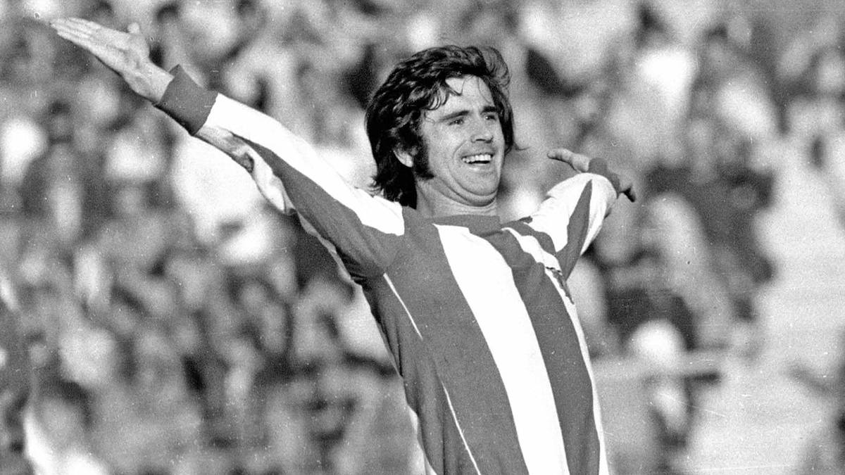 Bayerns originaler Müller ist ein Stürmer-Phänomen für die Ewigkeit. Mit 365 Bundesligatoren hält er einen Rekord, der ihm kaum je abzujagen sein wird. Der neben dem Platz schüchterne Mann aus Nördlingen trifft auf dem Platz aus allen Lagen, mit allen Körperteilen