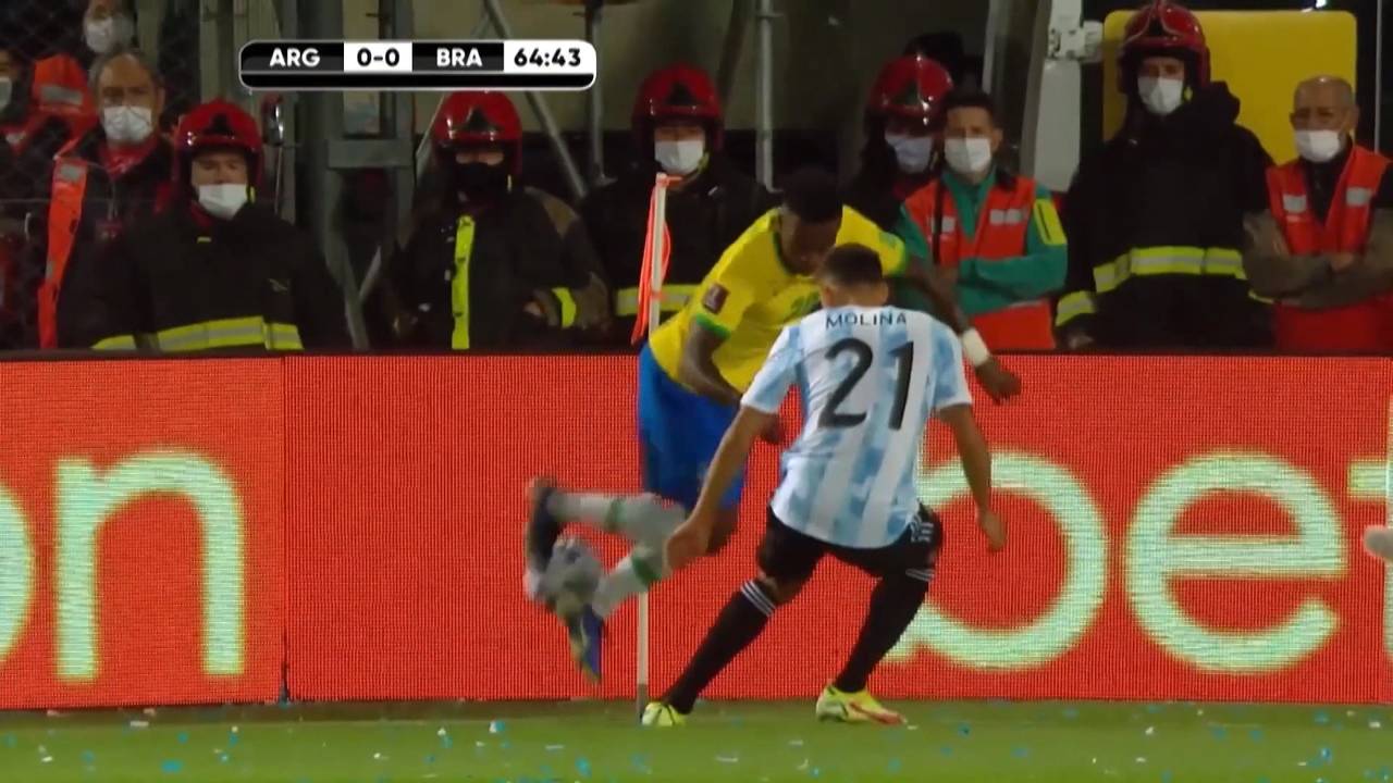 Tritte und VAR-Chaos bei Selecao-Spiel