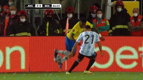 Ángel di María und Vinicius Jr. packen im Duell zwischen Argentinien und Brasilien ihreTricks aus. Nicolas Otamendi schockt mit einer brutalen Aktion.