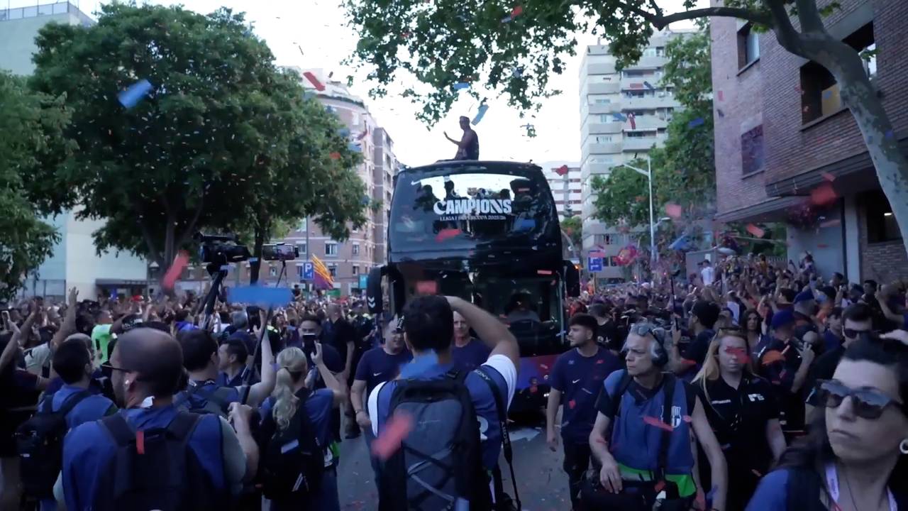 Meisterfeier in Barcelona: Tausende Fans feiern Clásico-Helden