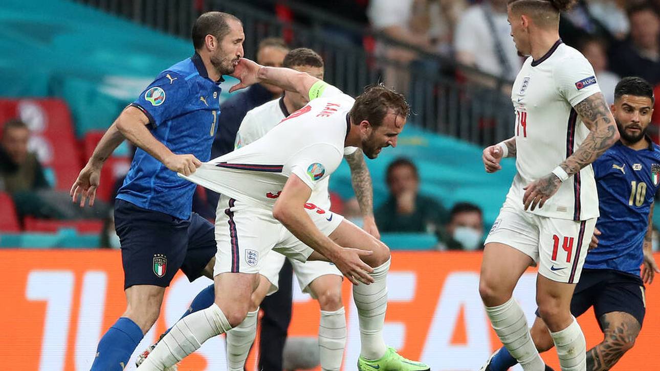 Giorgio Chiellini unterzieht Harry Kanes Trikot einer Zerreiß-Probe