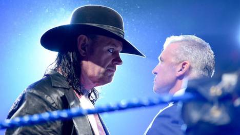Der Undertaker (l.) sah bei WWE SmackDown Live seinen WrestleMania-Gegner Shane McMahon wieder