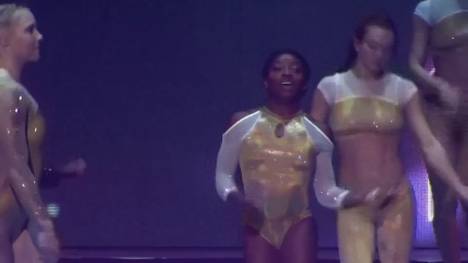 Olympiamedallien-Gewinnerin Simone Biles startete ihre 37 Städte umfassende "Gold Over America" - Tournee. Dabei sprach sie unter anderen über ihre Gefühle nach der ersten Show in San Francisco.