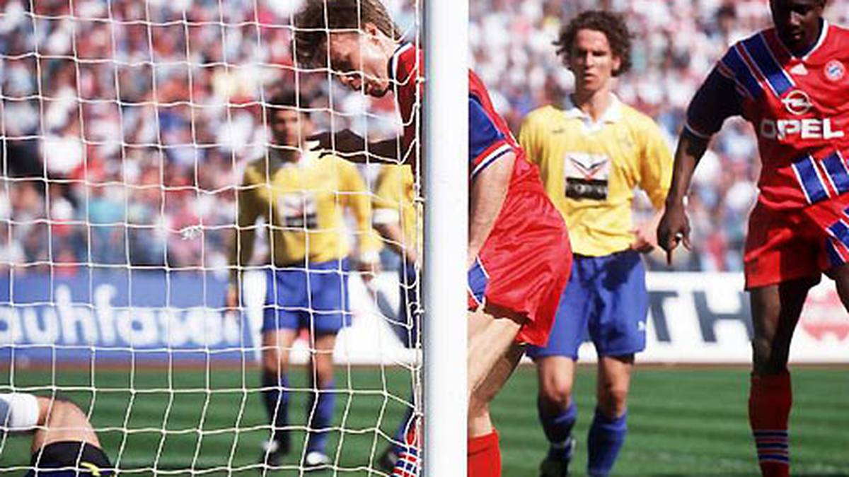 Aus kürzester Distanz stocherte Thomas Helmer 1994 im Spiel gegen Nürnberg den Ball am Tor vorbei. Das ganze Stadion hatte es gesehen, nur Schiedsrichter Osmers und sein Team nicht