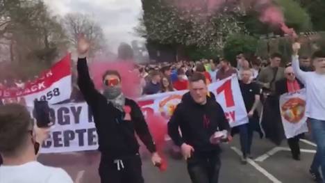 Seit 2005 ist Familie Glazer Eigentümer von Manchester United, doch ist bei den Fans unbeliebt. Jetzt gibt es wieder einen Protestmarsch der United-Fans, die mit Pyro ihre Meinung lautstark mitteilen. 