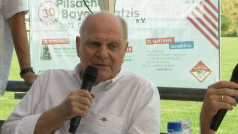 Uli Hoeneß ist bei einem Amateurklub zu Gast - und spricht über Bayerns Leon Goretzka.